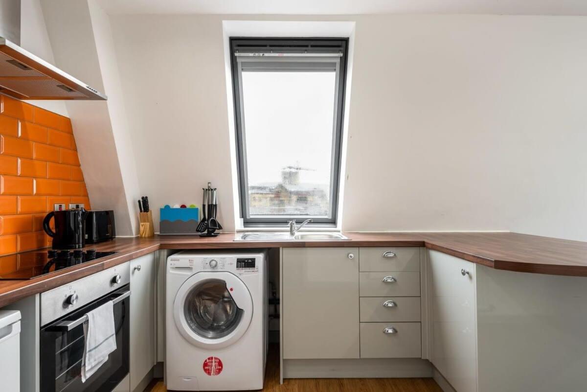 Modern 1 Bed Budget Apartment In Central Галифакс Экстерьер фото
