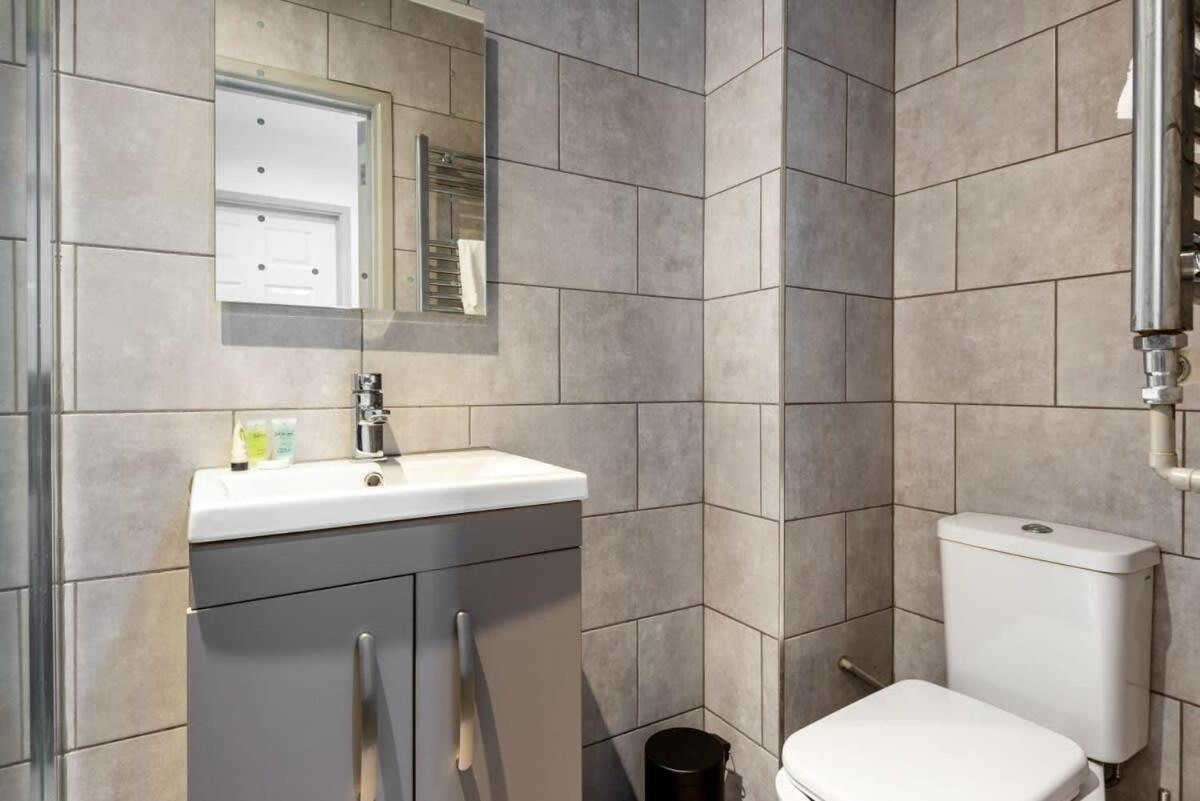 Modern 1 Bed Budget Apartment In Central Галифакс Экстерьер фото